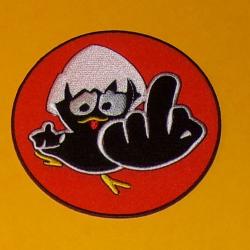 TISSU PATCH :   CALIMERO ET LE DOIGT   , DIAMETRE 9 CM , BON ETAT VOIR PHOTOS . POUR TOUT RENSEIGNEM