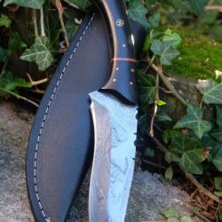 Skinner Bowie Couteau de Chasse Damas Lame 256 Couches Manche Micarta Fabric Artisanale Etui Cuir