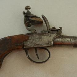 pistolet à silex et balle foncée
