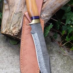 Puukko XXL Couteau Damas Lame 256 Couches Lame Clip Point Manche Olivier Fabric Artisan Etui Cuir