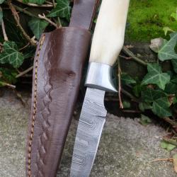 Poignard Puukko Couteau Lame Acier Damas 256 Couches Drop Point Manche Os Fab Artisanale Etui Cuir