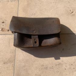 Pouch en cuir trouvée en compagnie du holster de P06 Marine