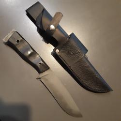 Couteau bushcraft artisanal avec trempe sélective et manche chêne des marais