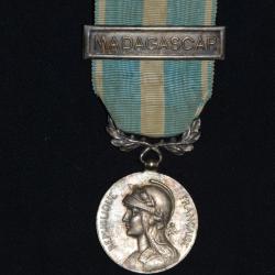 MEDAILLE COLONIALE (ARGENT)-AGRAFE A SYSTEME MADAGASCAR (ARGENT).