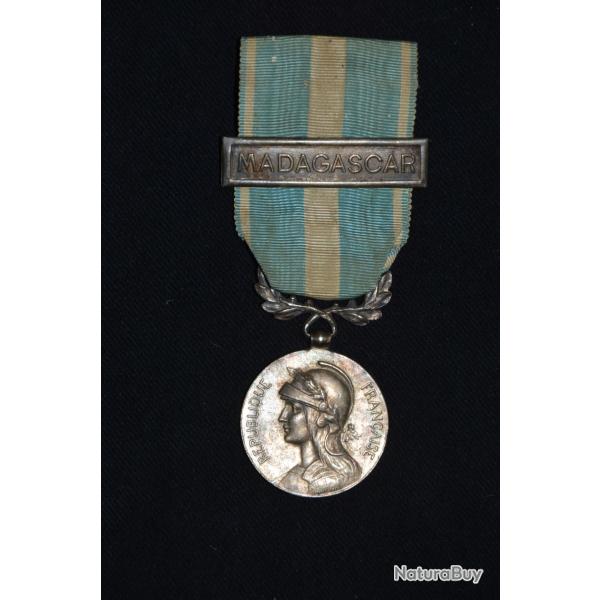 MEDAILLE COLONIALE (ARGENT)-AGRAFE A SYSTEME MADAGASCAR (ARGENT).