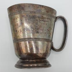 Petite carafe en métal argenté offerte pour un mariage.