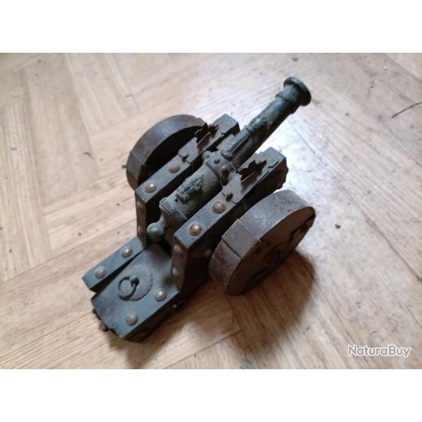 Jouet poudre noire. Bois et fonte