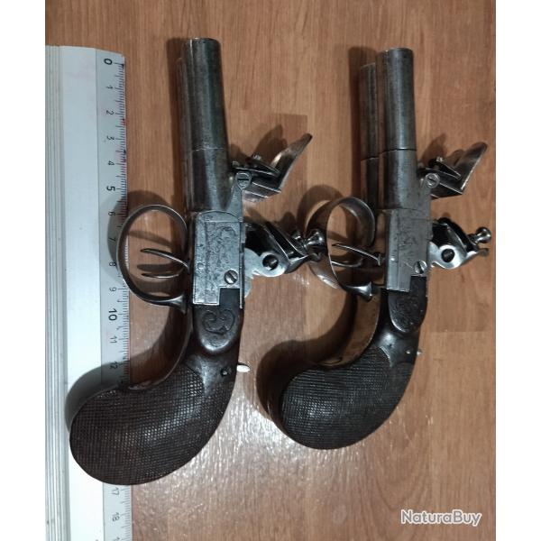 Trs belle paire de pistolets de voyage  silex  deux canons juxtaposs