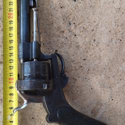 révolver à broche 12 mm muni d'une baïonnette