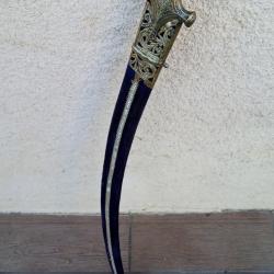 ANCIEN  SABRE TALWAR   AVEC SON FOURREAU  . COMPLET  . PAS DE JEU  .