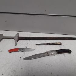 Lot de 3 couteaux et une baïonette
