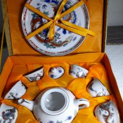 DINETTE  SERVICE A THE  JAPONAIS PORCELAINE  6 TASSES 1 THEIERE 1 PLAT SERVICE