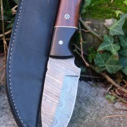 Bushcraft Couteau de Chasse Survie Lame Acier Damas 256 Couches Manche Bois Etui Cuir Fabr Artisan