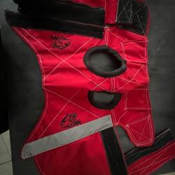 Je vend un gilet de marque pro-tect de couleur rouge état neuf