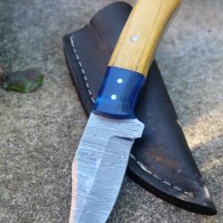 Couteau Skinner Damas Lame Clip Point Acier 256 Couches Manche Bois/Résine Etui Cuir Fab Artisanale