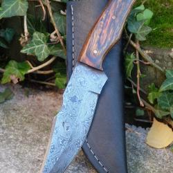 BIG Skinner Couteau de Chasse Damas Lame 256 Couches Manche Bois Tiger Artisanale Etui Simili Cuir