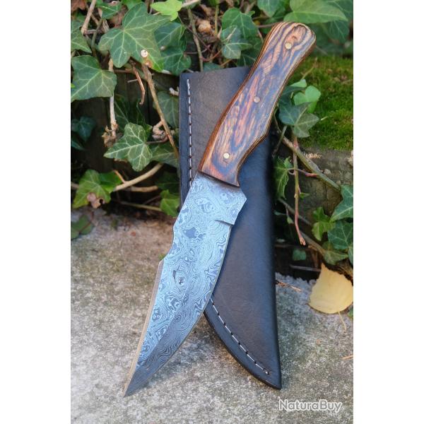 BIG Skinner Couteau de Chasse Damas Lame 256 Couches Manche Bois Tiger Artisanale Etui Simili Cuir