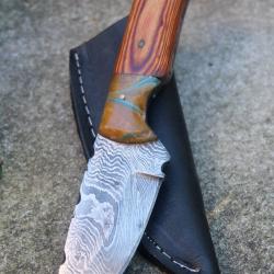 Skinner Couteau de Chasse Damas Lame 256 Couches Manche Bois/Résine Fabr Artisanale Etui Simili Cuir