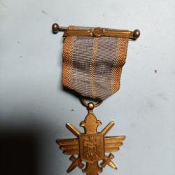 croix d'or de l'ordre royal de la valeur aérienne roumain 1930.