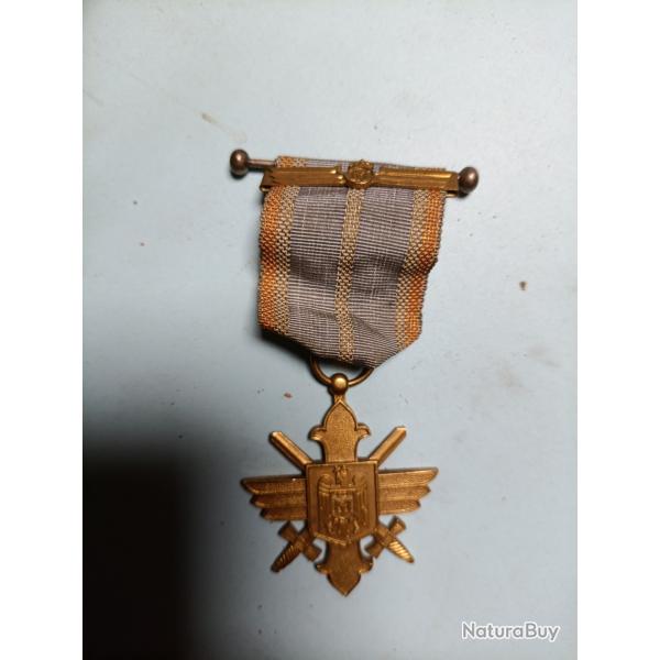 croix d'or de l'ordre royal de la valeur arienne roumain 1930.