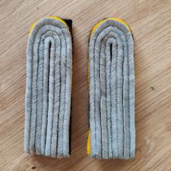 PAIRE DE PATTES D ÉPAULE DE SOUS-LIEUTENANT DE LA CAVALERIE,FOND NOIR