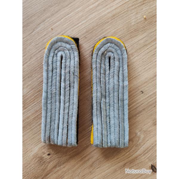 PAIRE DE PATTES D ÉPAULE DE SOUS-LIEUTENANT DE LA CAVALERIE,FOND NOIR