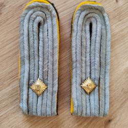 PAIRE DE PATTES D ÉPAULE DE LIEUTENANT DE LA CAVALERIE,FOND NOIR
