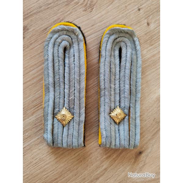 PAIRE DE PATTES D ÉPAULE DE LIEUTENANT DE LA CAVALERIE,FOND NOIR