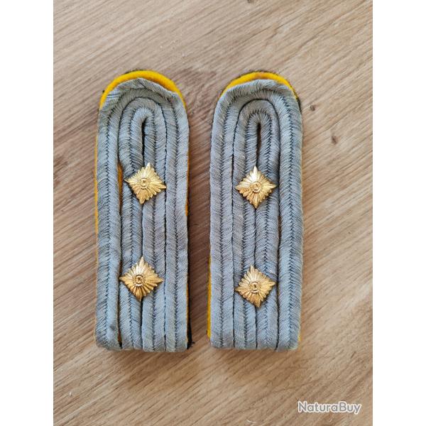 PAIRE DE PATTES D ÉPAULE DE CAPITAINE DE LA CAVALERIE,FOND NOIR