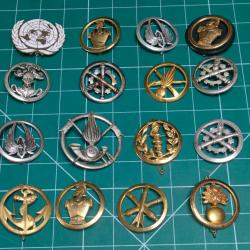 LOT DE 16 INSIGNES DE BERET FRANCE, 1 ITALIE, 1 ONU