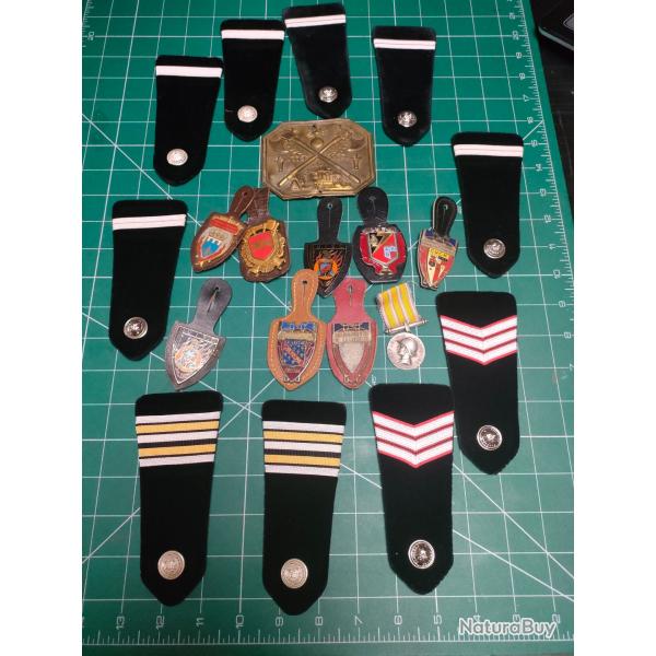 LOT SAPEURS POMPIERS, INSIGNES, EPAULETTES ET ANCIENNE PLAQUE DE GIBERNE