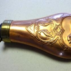 Poire à poudre jamais utilisée.