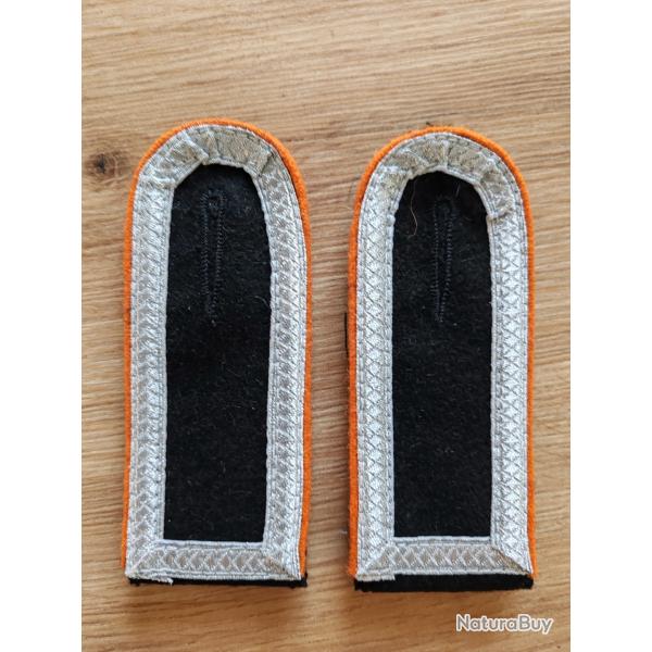 PAIRE DE PATTES D ÉPAULE DE SERGENT-CHEF DE LA GENDARMERIE,FOND NOIR