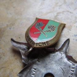 insigne rare marqué FF AUTRICHE Service des Essences écu vissé sans fab support AB