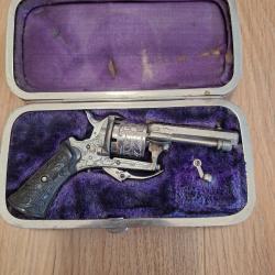 Revolver Lefaucheux 7mm et son étui de transport d'époque.