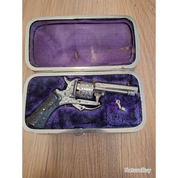 Revolver Lefaucheux 7mm et son tui de transport d'poque.