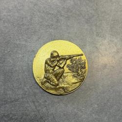 Médaille de table tireur couché motif soldat avec fusil bronze