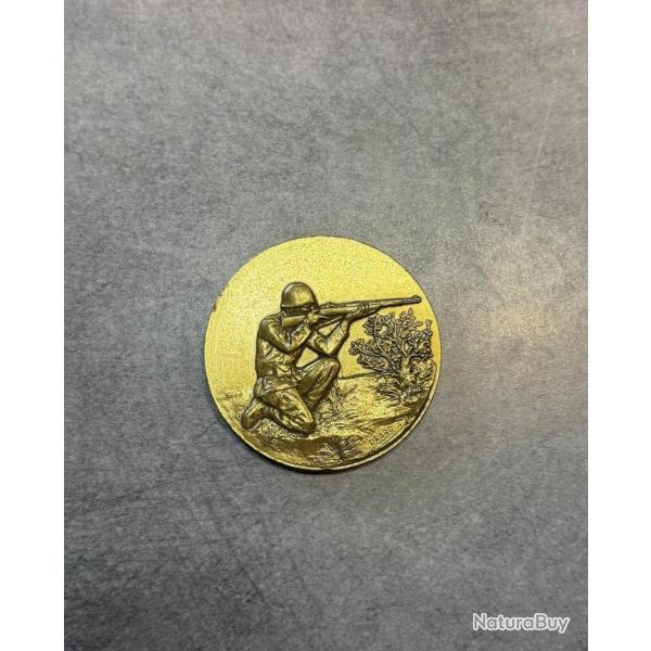 Mdaille de table tireur couch motif soldat avec fusil bronze