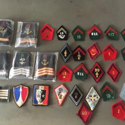 Lot d'écussons et d'épaulettes de Régiments dissout  / Armée de Terre