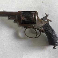 Revolver de fabrication belge, calibre 8mm92, détente carenée.