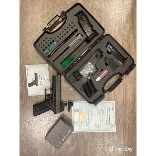 Luger MC9 calibre 9x19 avec mallette et accessoires + point rouge Vector optics