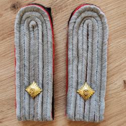 PAIRE DE PATTES D ÉPAULE DE LIEUTENANT DE L ARTILLERIE ,FOND NOIR