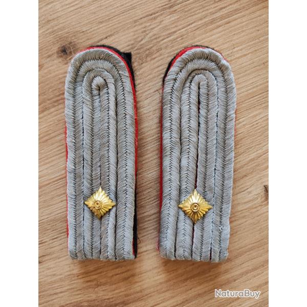 PAIRE DE PATTES D ÉPAULE DE LIEUTENANT DE L ARTILLERIE ,FOND NOIR