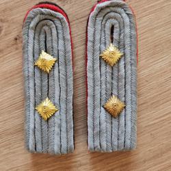 PAIRE DE PATTES D ÉPAULE DE CAPITAINE DE L ARTILLERIE ,FOND NOIR