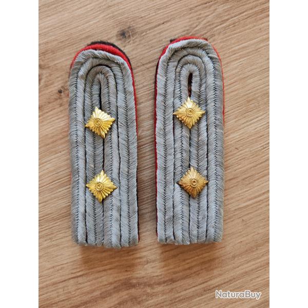 PAIRE DE PATTES D ÉPAULE DE CAPITAINE DE L ARTILLERIE ,FOND NOIR