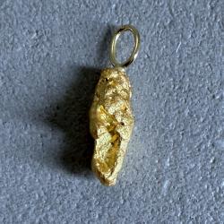 Petite pépite naturelle en or 22 / 24 K avec montage en or 18 carats - Origine : Alaska