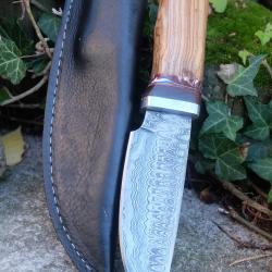 Poignard Puukko Couteau Lame Acier Damas 256 Couches Drop Point Manche Bois Fab Artisan Etui Cuir 01