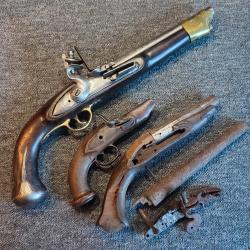 Lot d'anciens pistolet à silex dont 1 avec platine compagnie des Indes daté 1810