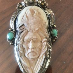 pendentif amerindien tête indien surmonté tête loup - os de buffle sculpté argent repoussé