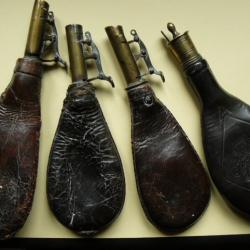 Lot de 4 poires à poudre/plomb en cuir avec système en laiton,  de fabrication Britannique